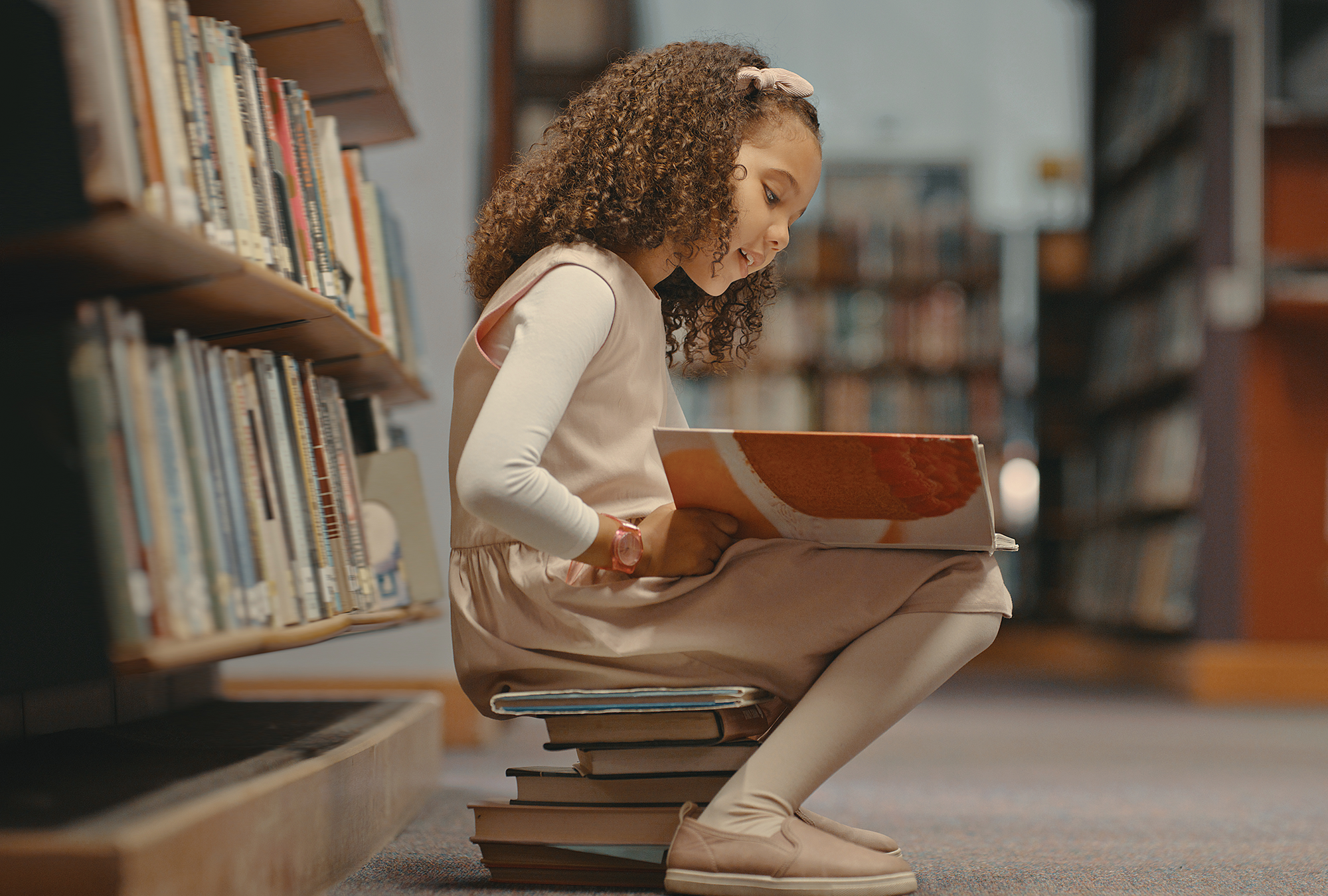 一个女孩在图书馆读书